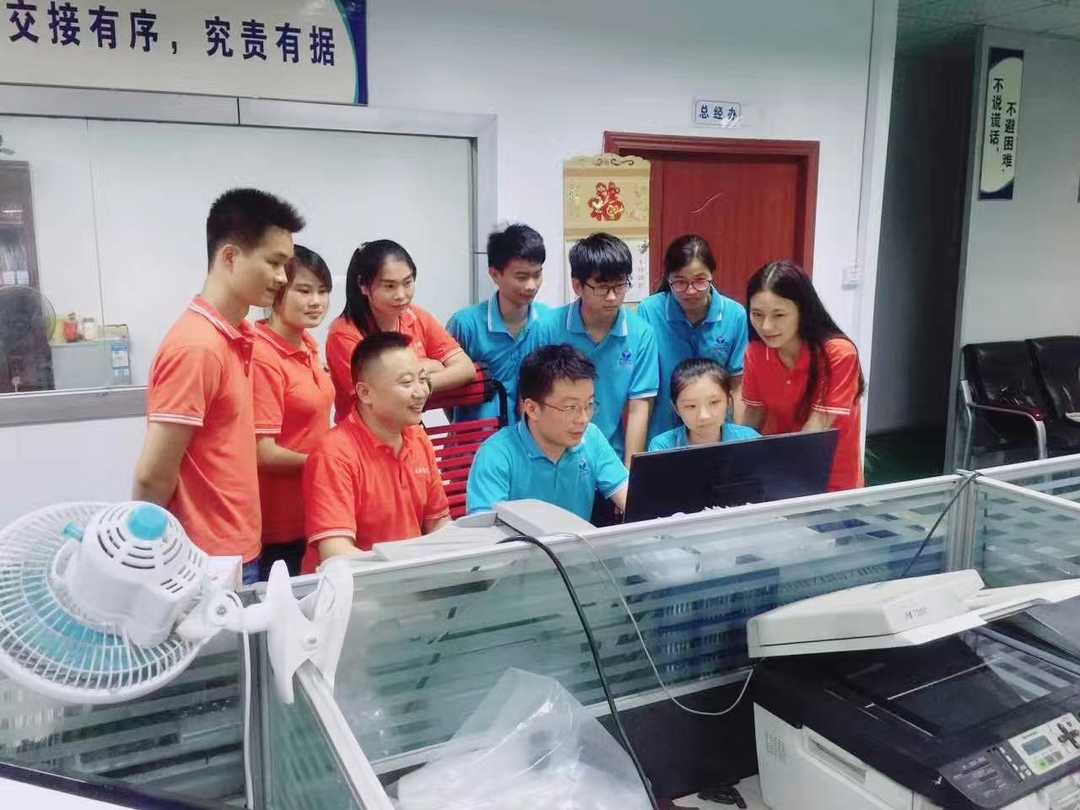 博腾纳小伙伴在学习中