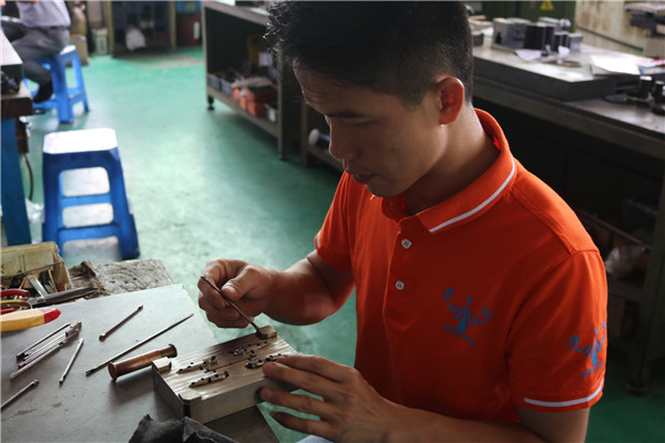 深圳塑胶模具厂-博腾纳13年专注为客户打造高品质模具
