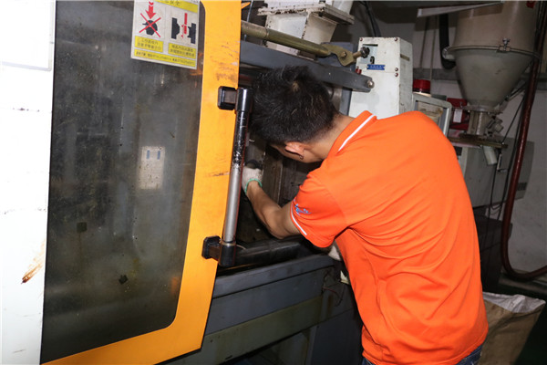 深圳塑胶模具厂——13年精工细作只为客户满意